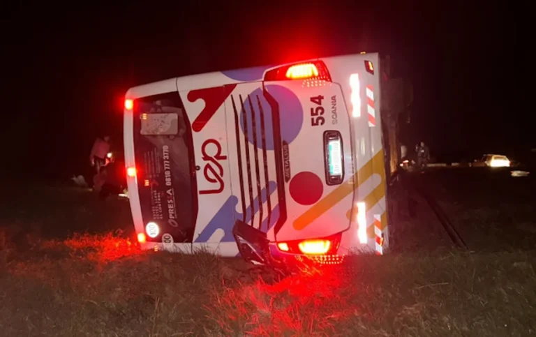 Un micro volcó en San Pedro y hubo más de 40 heridos