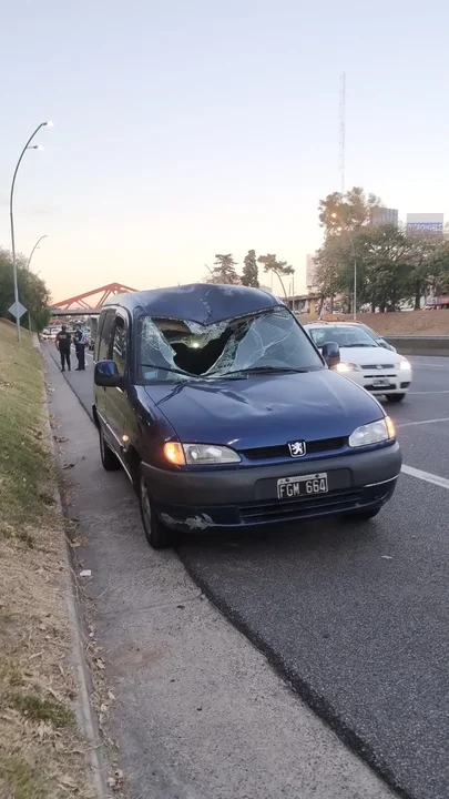 Un camión perdió una rueda y el neumático chocó contra un auto en General Paz