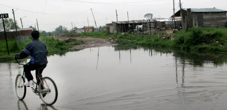Tucumán: más de 100 escuelas siguen sin clases por las inundaciones tras el temporal