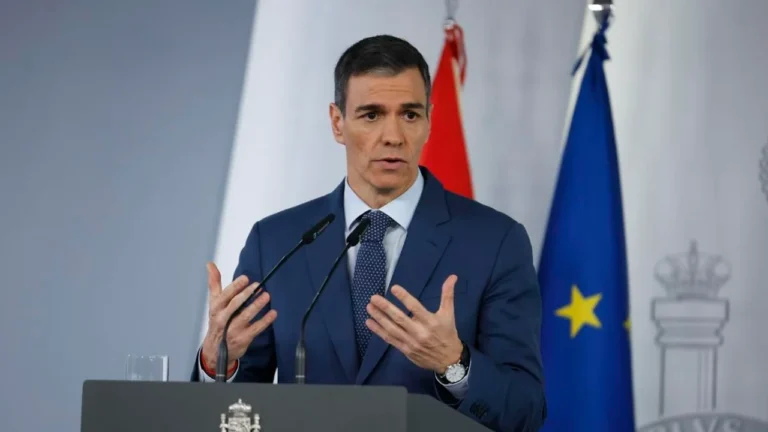 El Gobierno de España baja al 10% el IVA de los combustibles y prohíbe los despidos