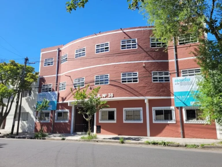 Adolescente de 14 años sufrió múltiples fracturas tras una brutal golpiza en una escuela de Mar del Plata