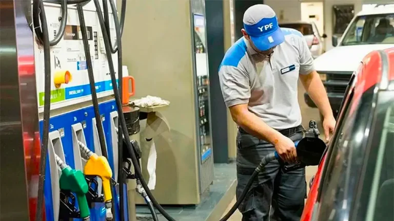 El precio de la nafta sube 20% en marzo por la guerra en Medio Oriente, pero el 19% son impuestos argentinos