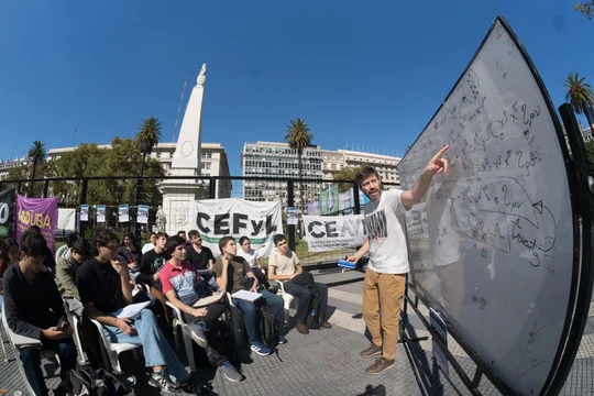 Docentes de la UBA hicieron clases públicas en Plaza de Mayo y habrá más paros la semana próxima