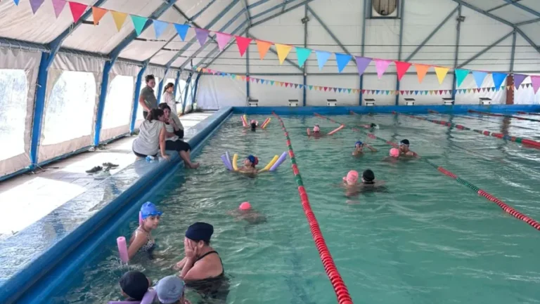 Escuelas de La Paz fortalecen la educación física con clases de natación
