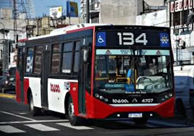 Murió una mujer de 30 años al ser atropellada por un colectivo en Villa del Parque