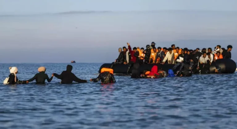 Francia y Reino Unido firman acuerdo para frenar migración en situación irregular