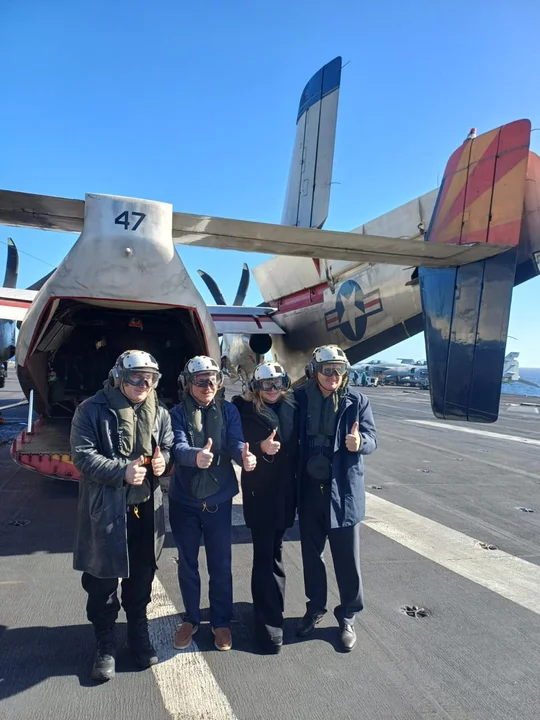 Milei viajó a Mar del Plata para fotografiarse en el portaaviones estadounidense USS Nimitz