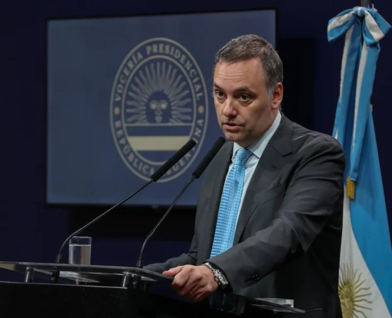 Las dos jubiladas que le prestaron dólares a Adorni se presentan en tribunales