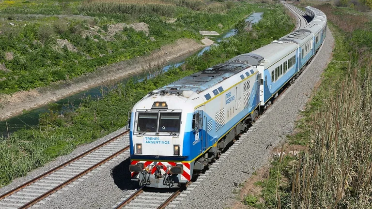 Siete horas y media por menos de $20.000: así es hoy el viaje en tren más largo de Argentina