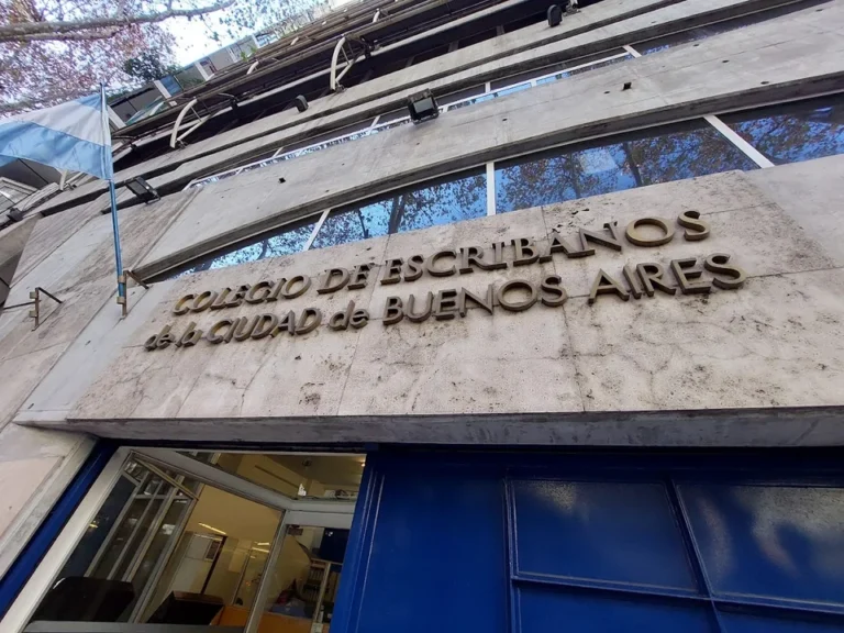 Caso Adorni: el Colegio de Escribanos afirma que las operaciones “se informan siempre” a la UIF