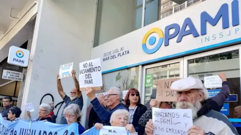 PAMI: médicos y afiliados se manifestaron contra el ajuste del Gobierno
