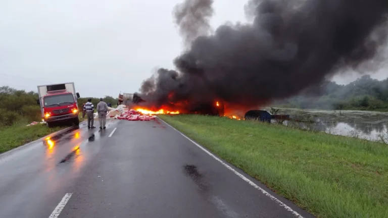 Choque entre dos camiones, incendio y muerte en Chaco