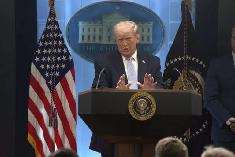 Trump: “Accedo a suspender los bombardeos por dos semanas”