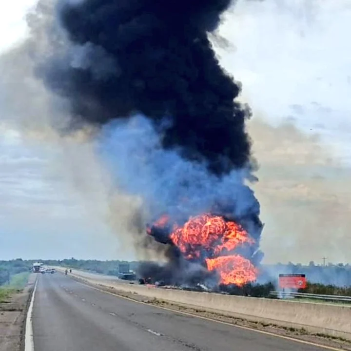 Un muerto durante el incendio en la ruta 14 por el choque de dos camiones en Gualeguaychú