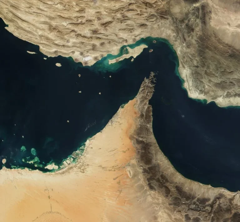 Estrecho de Ormuz: Irán atacó y secuestró tres barcos cargueros en medio de la tregua con Estados Unidos