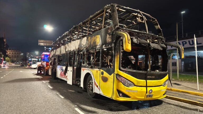 Se incendió un micro en la autopista 25 de Mayo: dos trasladados