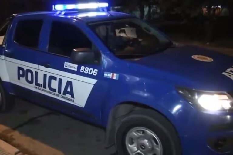 Un feroz incendio en Córdoba atrapó a una familia provocando la muerte de un niño y de una mujer