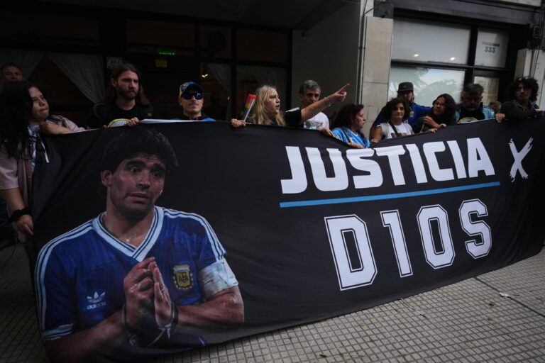 Juicio por la muerte de Maradona, en vivo: un insólito inconveniente pausó el comienzo de la audiencia hasta el mediodía