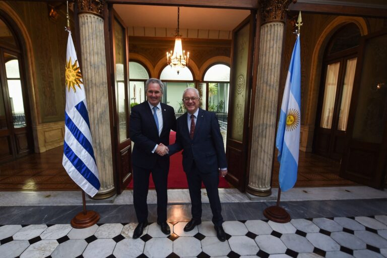 Tras una reunión de cancilleres, Uruguay se comprometió a analizar la relocalización de una planta industrial que genera protestas