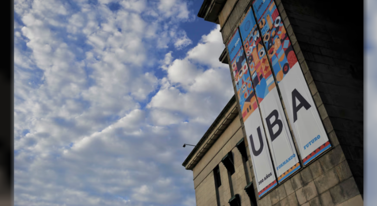 El Gobierno apuntó contra la UBA: denunció “extorsión política” para acaparar el presupuesto