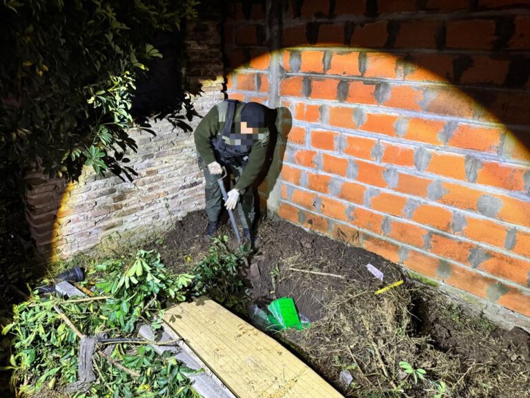Encontraron droga enterrada y detuvieron a un hombre por supuestos vínculos con la avioneta secuestrada en Villa Eloísa
