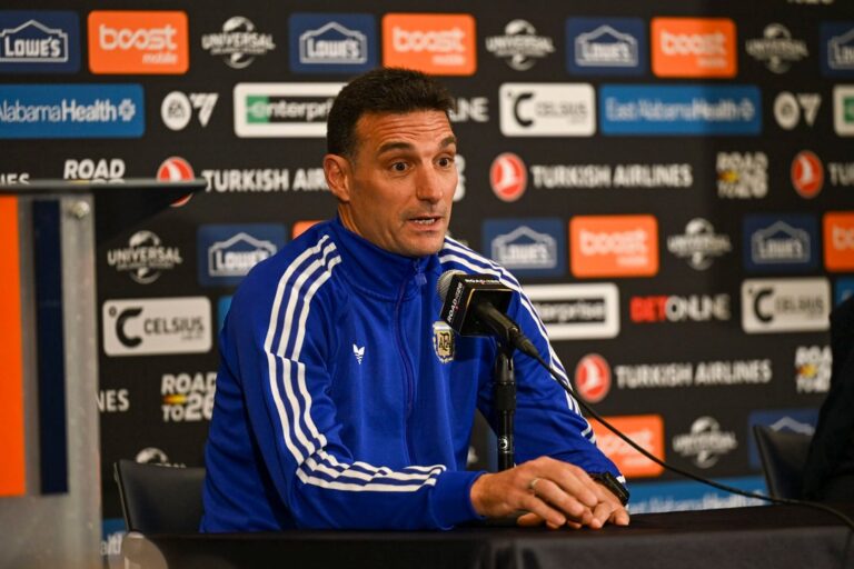 Línea de 3 o de 4: la incógnita que mantiene Scaloni para el debut de la Selección Argentina en el Mundial