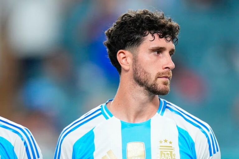 Marcos Senesi llegó a Kansas City para sumarse al plantel mundialista de la Selcción Argentina