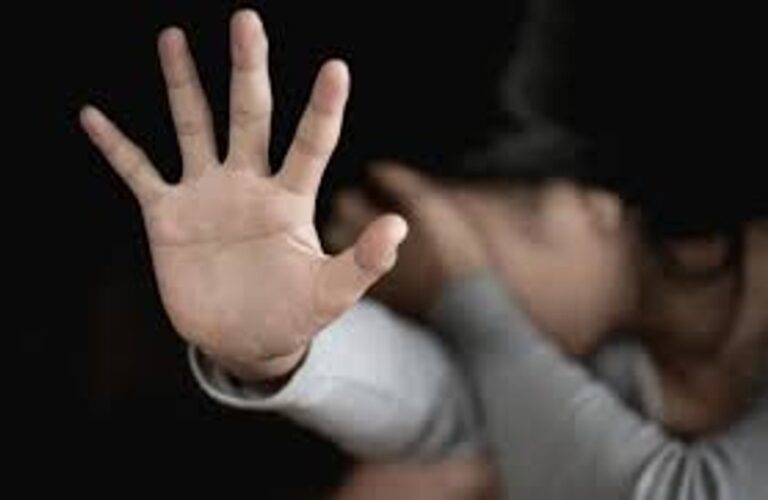Una pareja de 51 y 40 años fue detenida por generar material de abuso sexual infantil