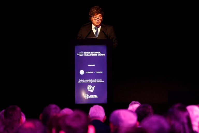 Milei promueve el desarrollo de la Inteligencia Artificial en Argentina, pero “sin regular”
