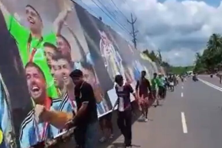 Locura en India por la selección argentina: así trasladaron un cartel de 50 metros en la previa del Mundial