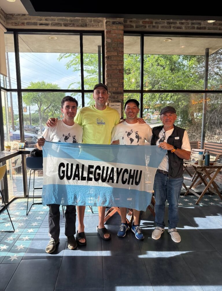 Desde Gualeguaychú partieron hace 10 meses en bici para llegar al mundial: “Messi, poné a calentar el agua que estamos yendo”